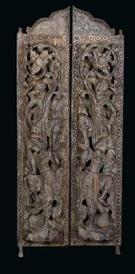 Burma (Myanmar): a complete, old and rare temple door, made up of two wings and decorated with four three-dimensional figures and flower garlands. 18th/19th century. - Mimoevropské a domorodé umění