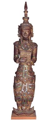 Burma (Myanmar): large ‘Devi’ figure, in lavish court robes, holding a writing tablet. With noticeable remains of gilding and lavishly decorated. - Mimoevropské a domorodé umění