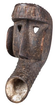 Dan-Kran (auch -Ngere oder - Wé), Elfenbeinküste, Liberia: Eine große, alte, kantige Tier-Maske, ‘Kagle-’ oder ‘Bugle-Maske’ genannt, mit weit vorgezogenem, röhrenförmigem, offenem Tier-Maul. - Tribal Art