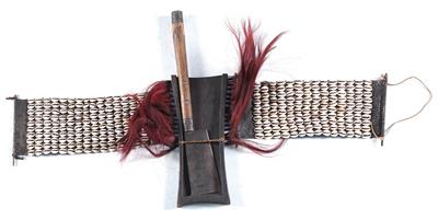 India, Burma (Myanmar), tribe: Naga: a typical Naga felling knife, called ‘Dao’, includes a wood sheath and a cowrie shell studded belt. - Mimoevropské a domorodé umění