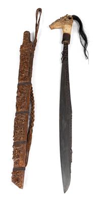 Indonesia, Island of Borneo (Kalimantan), tribe: Dayak: an unusually beautiful, perfectly crafted Dayak sword, called ‘Mandau’. With richly carved hilt and sheath. - Mimoevropské a domorodé umění