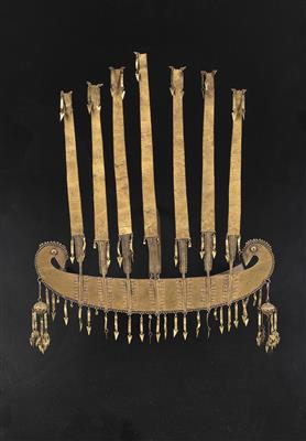 Indonesia, Island of Flores, tribe: Nage: an extremely rare ‘crown’, called ‘Lado’. From the Island of Flores, one of the small Sunda Islands in Indonesia. Made of pure gold, with seven ‘feathers’. Worn by aristocratic men. - Tribal Art
