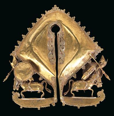 Indonesia, Island of Sumba: a pendant made of heavy gold, called ‘Mamuli’. With two mounted warriors made of gold, with shields, helmets and lances. - Mimoevropské a domorodé umění