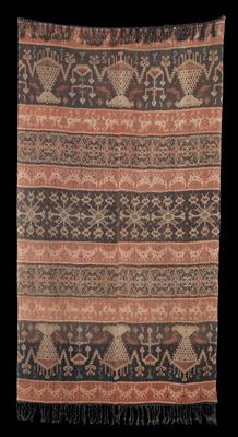Indonesia, Island of Sumba: a typical ‘Hinggi’ shoulder or skirt wrap made of cotton, dyed in Ikat technique in transversal rows with half figures, mythological animals and symbolic motifs. - Mimoevropské a domorodé umění