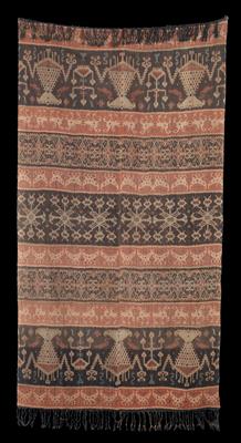 Indonesien, Insel Sumba: Ein typisches Schulter- oder Hüfttuch ‘Hinggi’ aus Baumwolle, in Ikat-Technik aus Quer-Reihen mit Halb-Figuren, mythologischen Tieren und Symbol-Motiven gefärbt. - Tribal Art