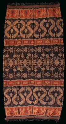 Indonesien, Insel Sumba: Ein Umschlag-Tuch für Männer, ‘Hinggi’ genannt. In Ikat-Technik gefärbt, mit Drachen, sowie anderen mythologischen Tieren und Motiven. - Tribal Art