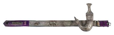 Yemen: a curved dagger ‘Jambiya’, the hilt and sheath cloaked in decorated quality silver, on a typical Yemeni belt with attached objects. - Tribal Art