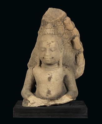 Khmer Culture, Cambodia: a large stone bust of a Buddha, with a ‘shield’ formed by the protective heads of the Naga snake. Style: Angkor Wat. 12th/13th century. - Mimoevropské a domorodé umění