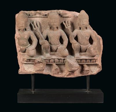 Khmer-Kultur, Kambodscha: Teil eines Frieses aus rötlichem Sandstein. Mit drei knienden Figuren des Gottes Shiva. Angkor Vat-Stil, 12./13. Jh.. - Tribal Art