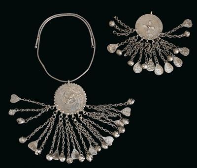Mixed lot (2 items): Berber, North Africa (from Algeria to Libya): two flat, round pendants, each with their own pendants on chains. All made of high quality silver. - Mimoevropské a domorodé umění