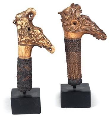 Mixed lot (2 pieces), Dayak, Borneo, Kalimantan: two hilts of Dayak swords, called ‘Mandau’. Carved from stag antlers. From the Ot Danum Dayak, central Kalimantan. - Mimoevropské a domorodé umění