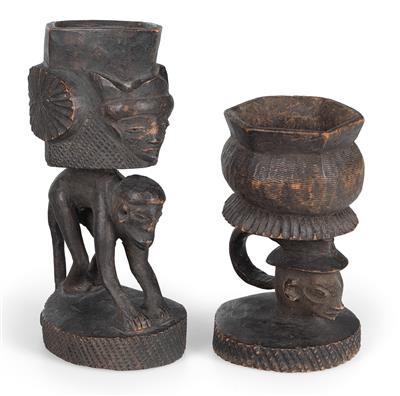 Konvolut (2 Stücke), DR Kongo, Stamm: Pende: Zwei figural geschnitzte Becher aus Holz, zum rituellen Palmwein-Trinken. - Tribal Art