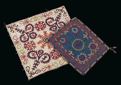 Mixed lot (2 items), Uzbekistan: two old pieces of ‘Suzani embroidery’, a blanket and a type of ‘cushion’. - Mimoevropské a domorodé umění