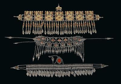 Konvolut (3 Stücke), Afghanistan: Stämme: Turkmenen, Tadschiken: Zier-Diademe für Frauenhauben, aus Silber, eines vergoldet. Alle 3 Hauben-Ketten sind mit Karneolen verziert. - Tribal Art