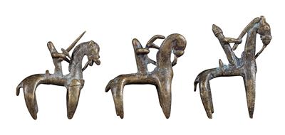 Mixed lot (3 items), Kotoko, Cameroon, Chad: three rider figures of the Kotoko, called ‘Putchu Guinadji’. Made of cast brass. Amulets against witchcraft and madness. - Tribal Art