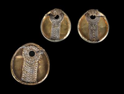 Mixed lot (3 pieces), Nepal, tribe: Tamang: a pair (2 pieces) of ear discs made of gold and one made of brass. - Tribal Art