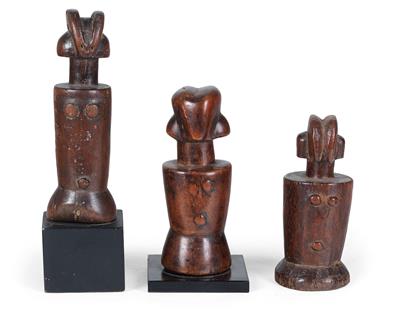 Mixed lot (3 items), Zaramo or Kwere people, Tanzania: three typical, small torso figures called ‘Mwana hiti’. - Tribal Art