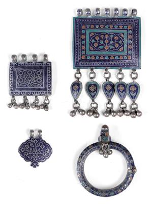 Mixed lot (4 items), Pakistan, Afghanistan: a bangle and 3 pendant plates, made of silver and decorated with dark blue, green and red enamel. - Mimoevropské a domorodé umění