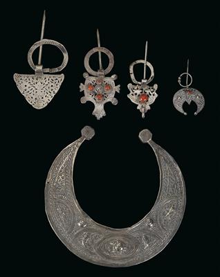 Mixed lot (5 pieces): Morocco, Tunisia, Libya: five single robe fibulae, made of high quality silver, from different North African regions. Three are decorated with red coral. - Tribal Art