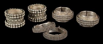 Mixed lot (6 items), India: 3 pairs of bangles made of silver, decorated with studs and granulation. - Mimoevropské a domorodé umění