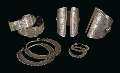 Mixed lot (8 items), North Africa: 2 pairs of bangles and 2 pairs of earrings. All 8 items made of good silver. - Tribal Art