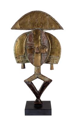 Kota (or Bakota), Gabon, Republic of the Congo: a rare, large and very old reliquary guardian figure ‘Mbulu Ngulu’. Type: Obamba. 19th century. - Mimoevropské a domorodé umění