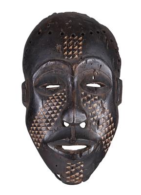 Kuba (oder Bakuba), DR Kongo: Eine schwarz glänzende Maske mit Ziernarben-Bändern aus kleinen, weissen Dreiecken. Von einem der Kuba-Unterstämme Biombo oder Kete. Selten! - Tribal Art