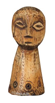 Lega (auch Warega oder Rega), DR Kongo: Eine Kopf-Figur aus Elfenbein, mit umlaufenden Kreis-Punkt-Verzierungen am unteren Rand. - Tribal Art