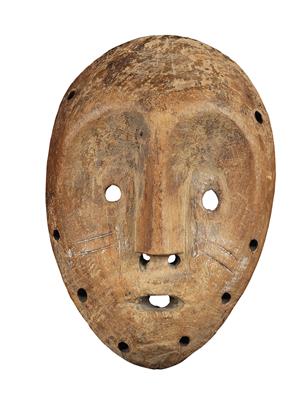 Lega (auch Warega oder Rega), DR Kongo: Eine sehr alte Maske der Lega, mit runden Augen und Spuren einer früheren Weiss-Färbung. - Tribal Art