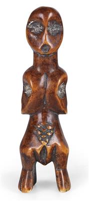 Lega (auch Warega oder Rega), DR Kongo: Eine seltene Elfenbein-Figur, mit drei Köpfen. Sinnbild einer weiblichen ‘Jagd-Göttin’. - Tribal Art