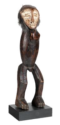 Lega (auch Warega oder Rega), DR Kongo: Eine ungewöhnlich große, weibliche Statue der Lega, mit nur einem kurzen, abgewinkelten, linken Arm, die Hand unters Kinn geführt. - Tribal Art
