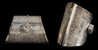 Libya, Egypt: a pair (2 items) of heavy bangles made of pure silver. A rare example of ‘Suar’ bracelet, that widens asymmetrically to the open side. Each has two side projections, is engraved on the outside and has four hallmarks on the inside. - Tribal Art