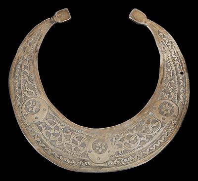 Libya: a crescent shaped part of a robe fibula made of silver, decorated with delicate engravings on the outside, with 6 hallmarks. - Mimoevropské a domorodé umění