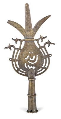 Orient, probably Persia or Iraq: an Islamic upright crest, known as ‘Alam’. Cast from brass-bronze, with four sidelong dragon heads, engravings and Arabic script. - Mimoevropské a domorodé umění