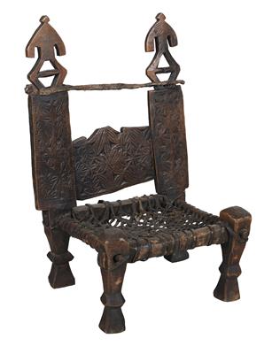 Pathans, North Pakistan, Hindu Kush Mountains, Swat Valley: a so-called ‘figure chair’, an old seat of honour belonging to the chief (‘Malik’). With two abstract, ‘pre-Islamic’ human figures. Rare. - Mimoevropské a domorodé umění