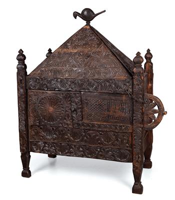 Pathans, North Pakistan, Hindu Kush Mountains, Swat Valley: a large ‘wedding coffer’ with a pyramid lid, a bird on the top and a sliding door. A ‘museum-quality’ piece. Very rare. - Tribal Art