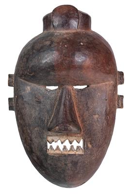 Salampasu (also Basalampasu), Dem. Rep. of Congo: a warrior mask, called ‘Kasangu’, coloured black and reddish-brown. - Tribal Art