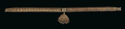 Sri Lanka (vormals Ceylon), Singhalesen: Eine Halskette aus vergoldetem Silber, mit vielen Einzel-Teilen und einem Anhänger. - Tribal Art