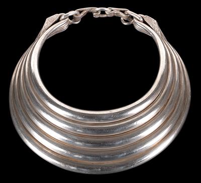 Thailand, Laos, Vietnam, tribe: Meo (also called Hmong): a large, heavy silver choker. Made from five fully cast bracelets, with ‘bird head ends’ and a hook-and-eye closure. Made entirely of high quality silver. - Mimoevropské a domorodé umění