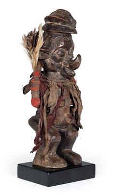 Yaka (oder Bayaka), DR Kongo: Eine Kraftfigur der Yaka, ‘Biteki’ genannt, mit typisch aufgebogener ‘Yaka-Nase’ und viel ‘magischem Material’. - Tribal Art