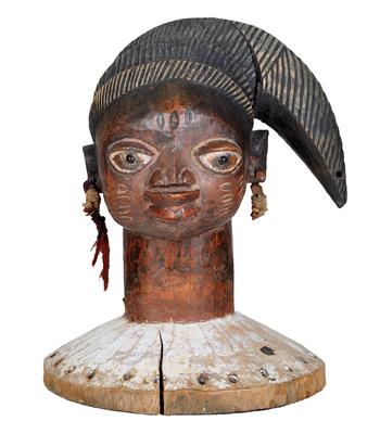 Yoruba, Nigeria: a crest-head, representing the god of ancestors ‘Egungun’ , with the typical plaited coiffure of hunters. - Mimoevropské a domorodé umění