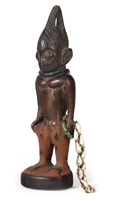 Yoruba, Nigeria: an old ‘Ibeji’ twin figure, with openwork hairstyle consisting of two plaits. Style: Isayin, Oyo region. - Mimoevropské a domorodé umění