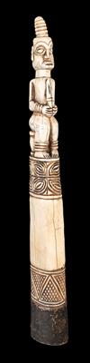 Bamum, Cameroon Grasslands: an ivory trumpet, with a seated figure of a king, relief bands and a leather cuff below. 19th century. - Mimoevropské a domorodé umění