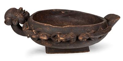 Bamum, Cameroon Grasslands: a large, round, ceremonial food bowl made of wood, decorated with a typical head and animal figures. - Mimoevropské a domorodé umění