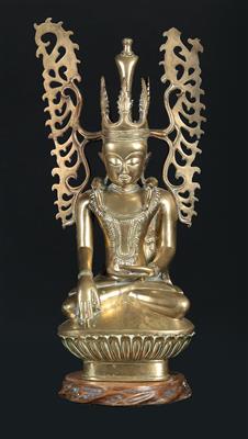 Burma: Eine sitzende Buddha-Figur aus Messing-Bronze, mit großer Flügel-Krone, Stil: Shan-Ava. Ein burmesischer Buddha, aus Messing gegossen und in der ‘Geste der Erdberührung’ (‘Bhumisparsa-mudra’) auf einem einstufigen Lotus-Thron sitzend. - Tribal Art