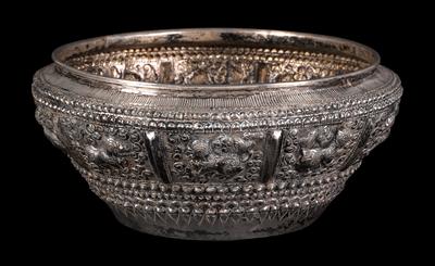 Burma (Myanmar): Eine große Opfer-Schale aus Silber, mit reichem, getriebenem Dekor an allen Seiten und einem gravierten, dreiköpfigen Elefanten an der Unterseite. - Tribal Art