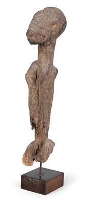 Dogon, Mali: Eine sehr alte Figur der Dogon, stark erodiert, mit dicker, krustiger Opfer-Patina. - Tribal Art