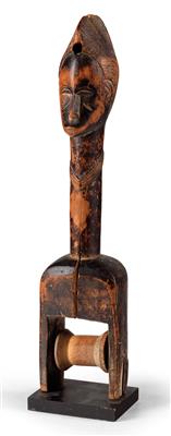 Guro, Ivory Coast: a tall heddle pulley, with a fine and typical head of a Guro woman above. - Mimoevropské a domorodé umění