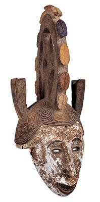Ibo (oder Igbo), Nigeria: Eine Helm-Maske, ‘Agbogho Mmwo’ genannt, die den Geist eines ‘schönen Mädchens’ darstellt. Ein ‘klassischer’ Masken-Typ der Ibo, aus dem Südosten von Nigeria. - Tribal Art