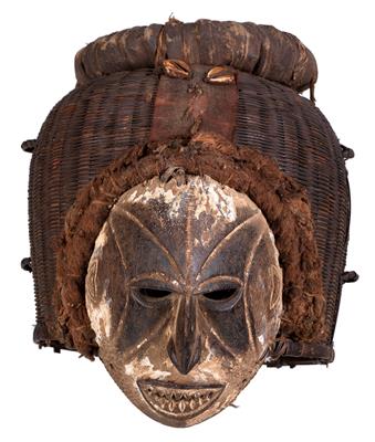 Ibo (oder Igbo), Nigeria: Eine Helm-Maske der Ibo, in sehr ungewöhnlicher Form: Eine Gesichts-Maske des ‘schönen Mädchens’, an einen geflochtenen ‘Helm’ montiert. - Tribal Art